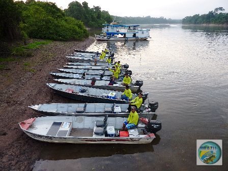 Fotos da cabine de comando e dos equipamentos e pessoal de apoio que acompanham o barco hotel TUMBIRA
